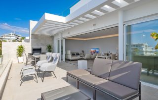 Luxus Penthouse in Benalmadena, Costa del Sol. Willkommen in diesem atemberaubenden Luxus-Penthouse in Benalmadena, Costa del Sol, das atemberaubende Panoramablicke auf das Meer bietet.