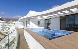 Luxus Penthouse Fuengirola- Willkommen im Luxusleben par excellence in Higueron West! Dieses exquisite Penthouse bietet nicht nur....